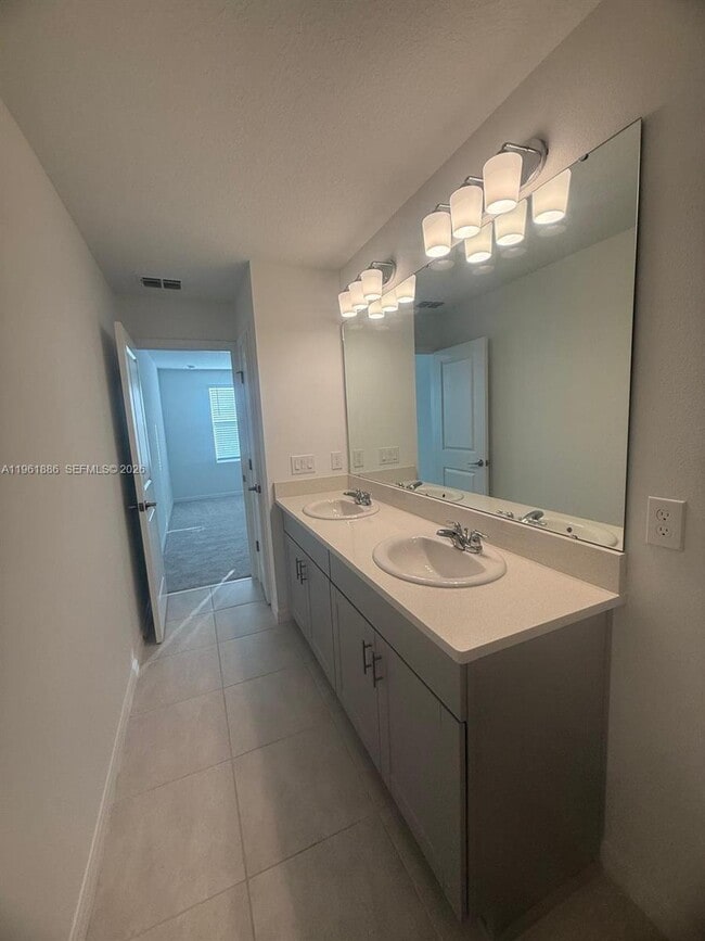 Building Photo - 2025 Viewfinder St