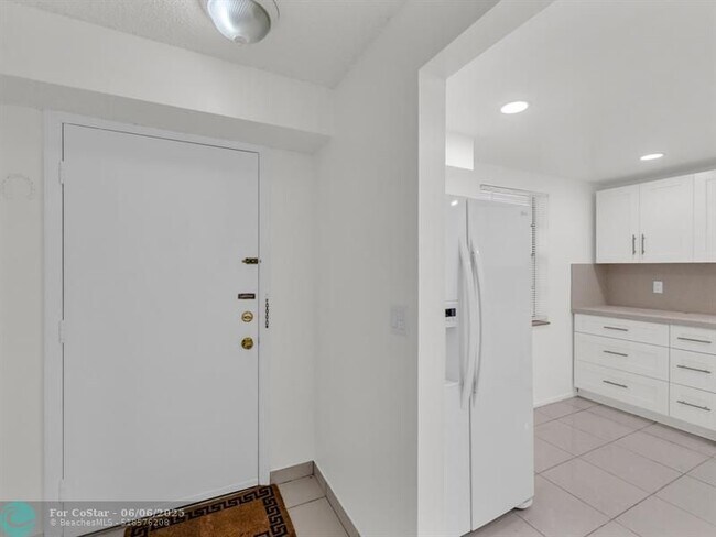 Building Photo - 121 SE 3rd Ave