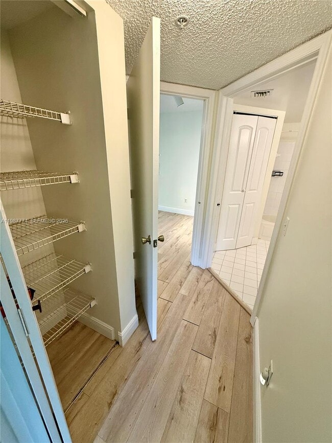 Building Photo - 410 S Park Rd