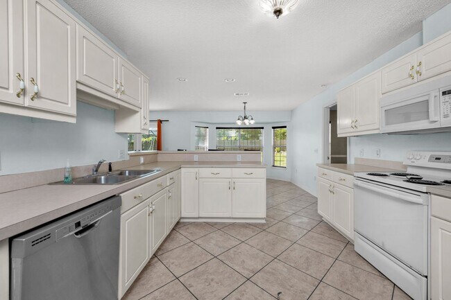 Building Photo - Spacious 3/2 w/Electricity Included Availa...