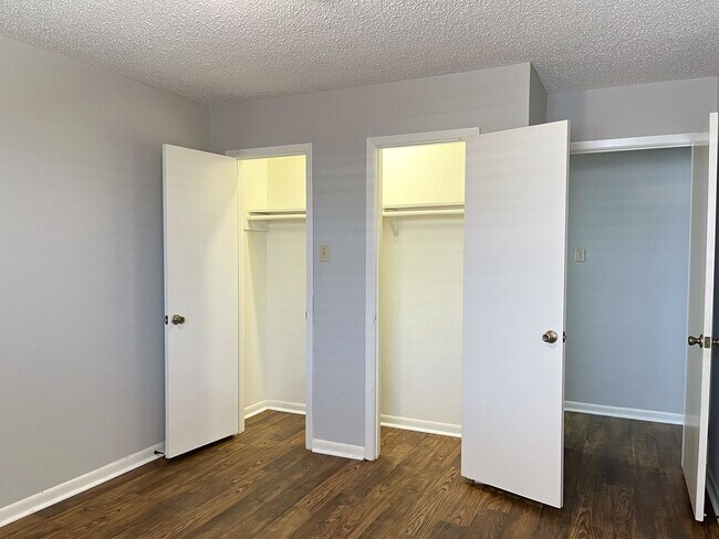 Building Photo - Convenient location close to shopping and Hwy 6!