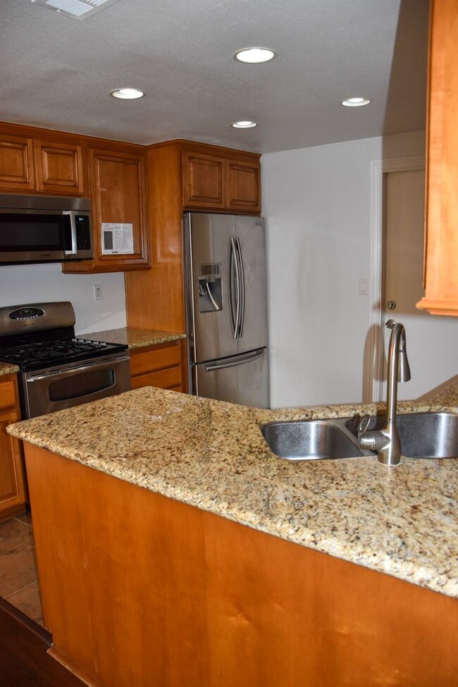 Building Photo - 3 Bedroom 2.5 Bath Hampton Court Condo Nea...