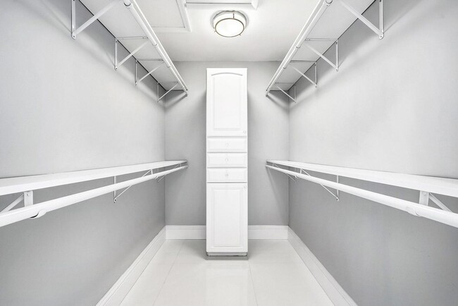 Building Photo - 417 N Country Club Dr