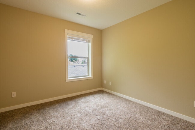 Building Photo - 4 Bedroom 2.5 Bath