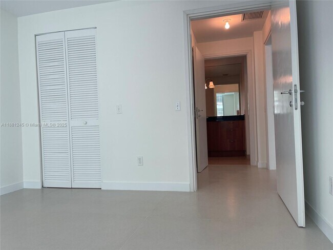 Building Photo - 300 S Biscayne Blvd
