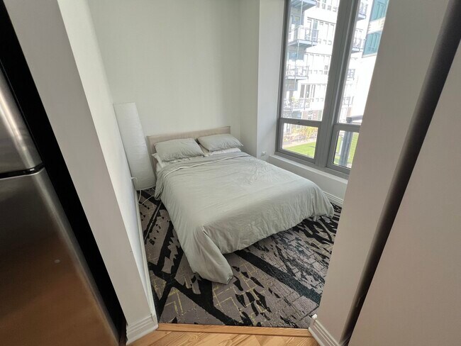 Building Photo - 565 W Quincy St