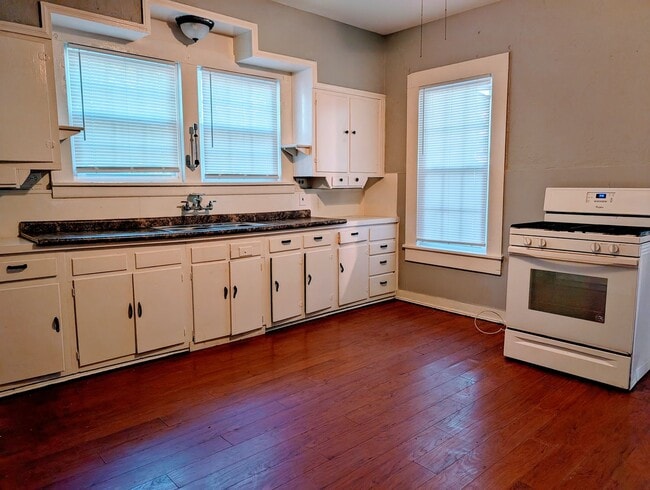 Building Photo - Available Early July - Cute Home on Texas Side