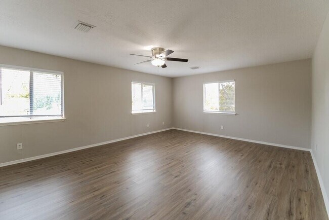 Building Photo - 701 Tanglewood Dr