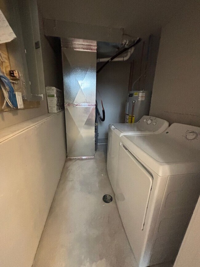 Building Photo - 3 Bed 3 Bath Townhome