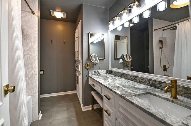 Building Photo - ALAMO HEIGHTS SCHOOL DISTRICT CONDO