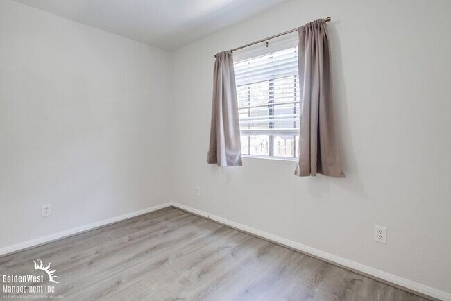 Building Photo - Updated 2Bdm 2Ba Condo in Windsor Chalet C...