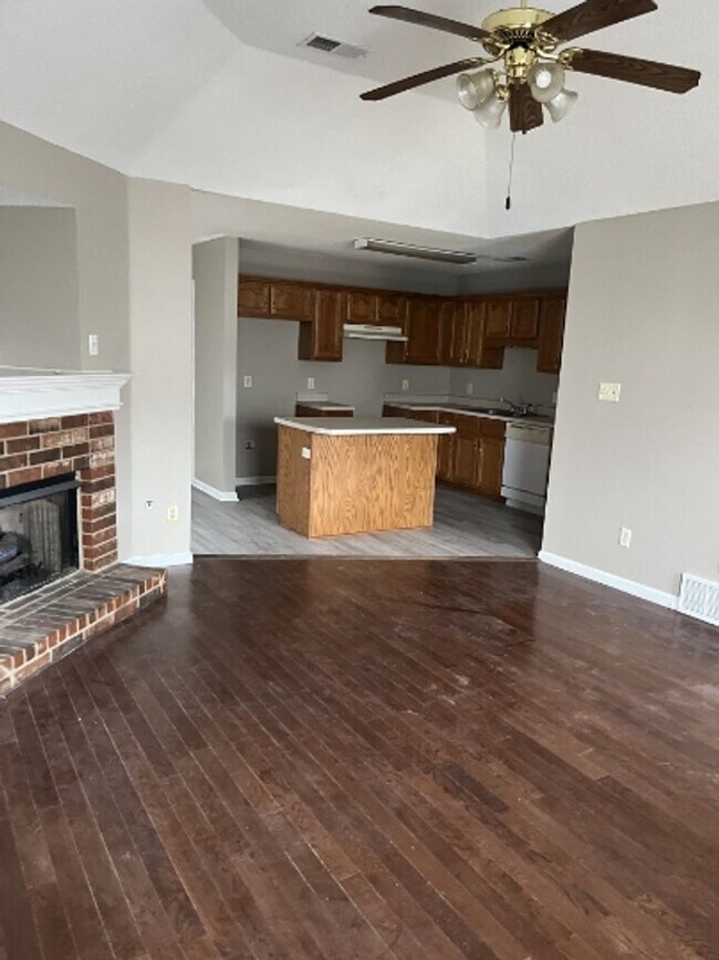 Building Photo - Charming 3-Bedroom Home in Memphis – Styli...