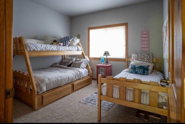 Building Photo - 710 Birch Point Dr