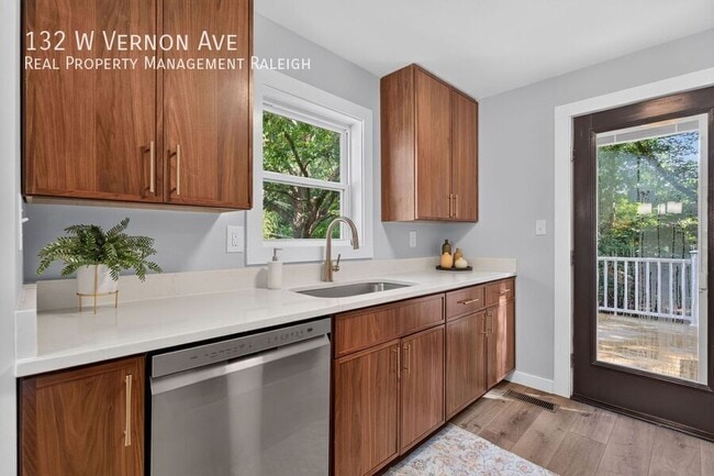 Building Photo - 132 W Vernon Ave