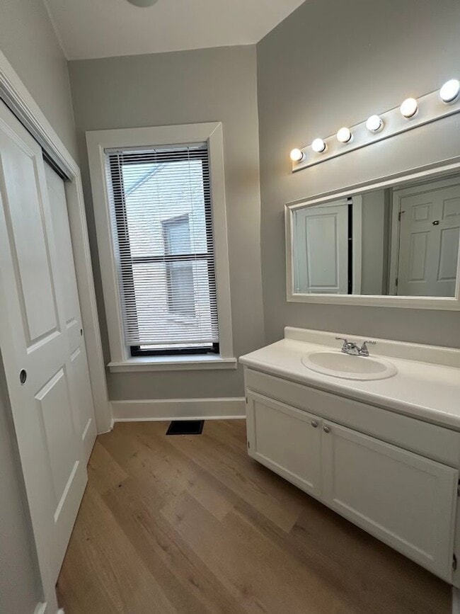 Building Photo - 422 Chestnut St