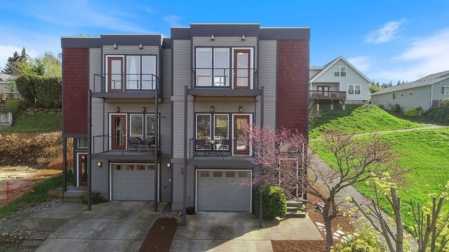 Primary Photo - Application Pending - 3 Bedroom Townhouse For Rent In Hood River