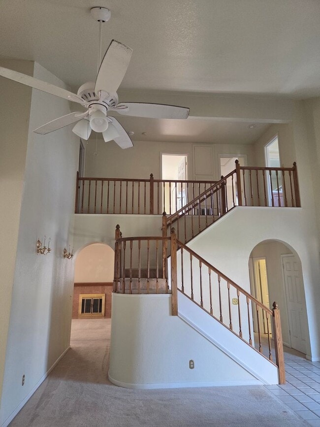 Building Photo - Spacious Laurel Creek Home