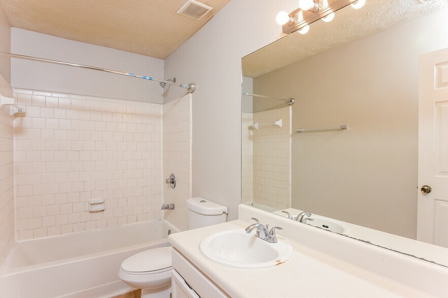 Building Photo - 700 Ashton Ln