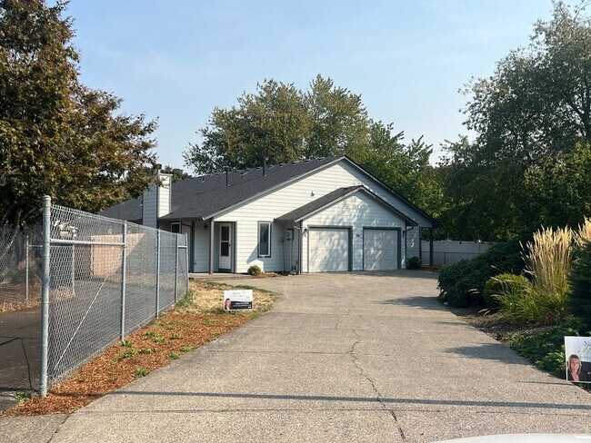 Building Photo - 724 SE 135th Ct
