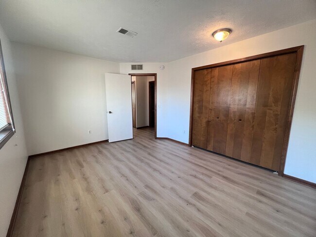 Building Photo - Spacious Two-Bedroom Duplex in Kentwood!