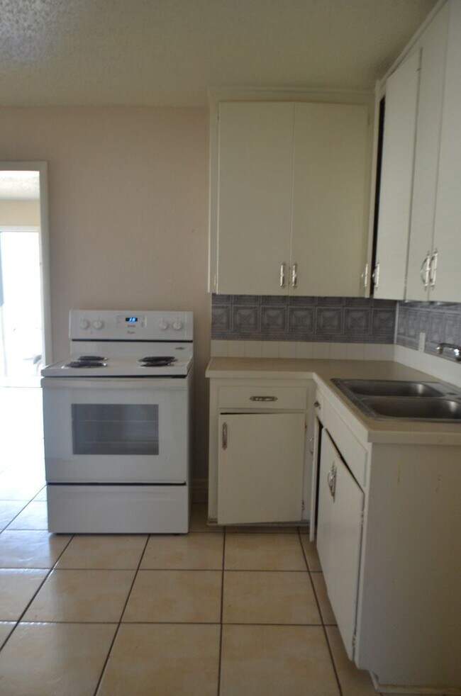 Building Photo - 1008 S 9th St