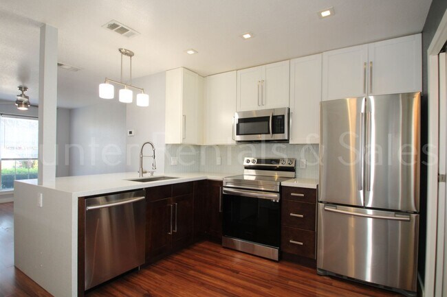 Building Photo - Beautiful 2 Bedroom, 1.5 Bath Townhouse