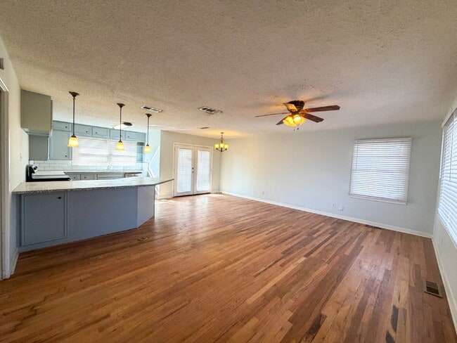 Building Photo - Maedgen Area | 2 Spacious Bedrooms | 1 Car Garage