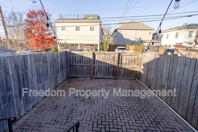 Building Photo - 102 Lynhaven Dr