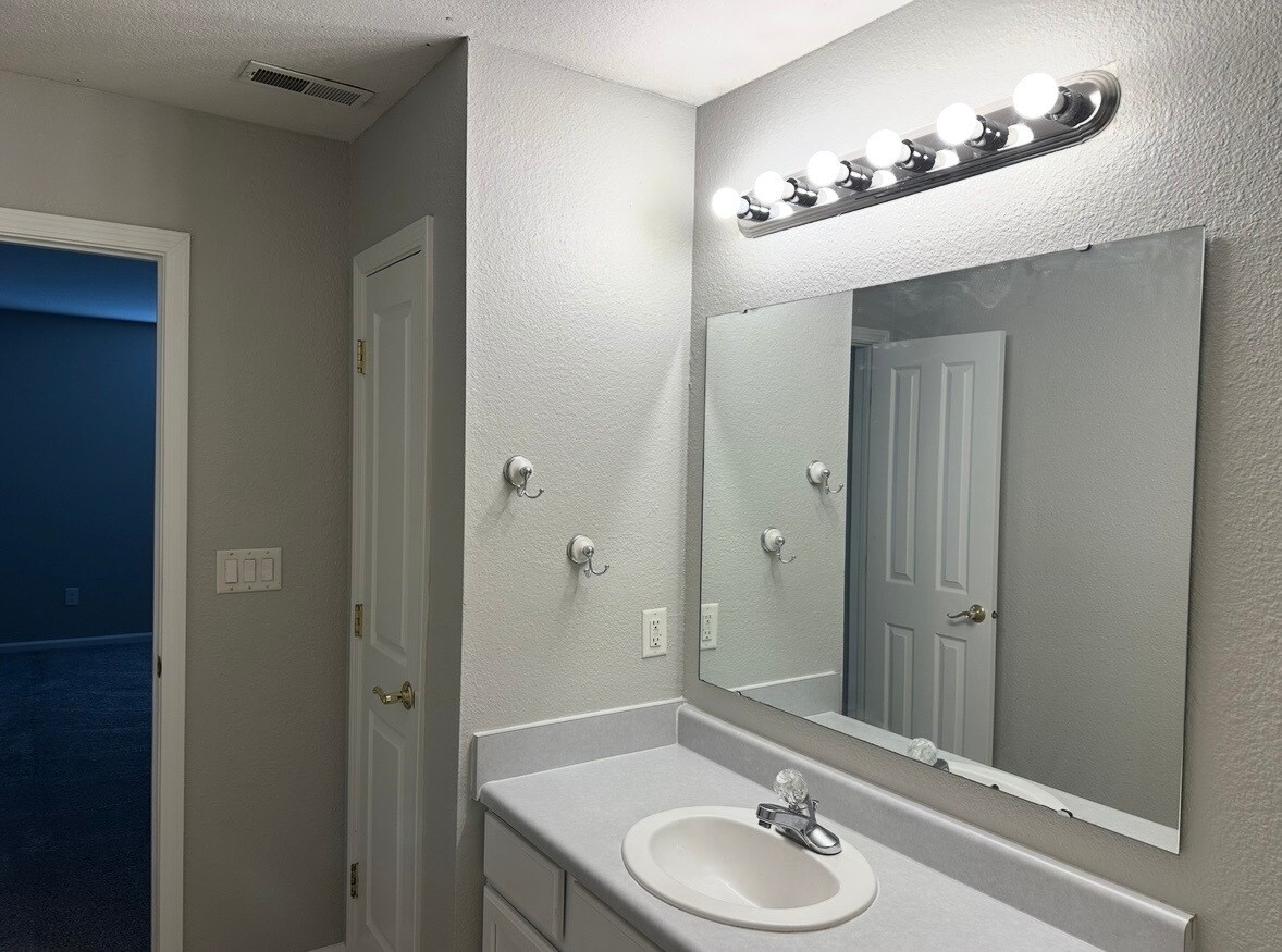 Building Photo - 543 Murphy Ln