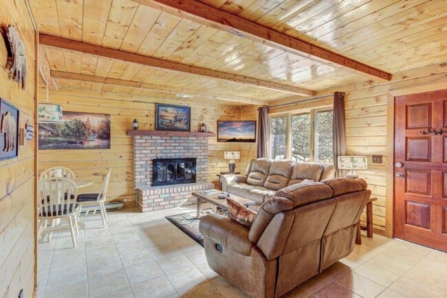 Building Photo - Adorable 2 bed / 1 bath Log Cabin