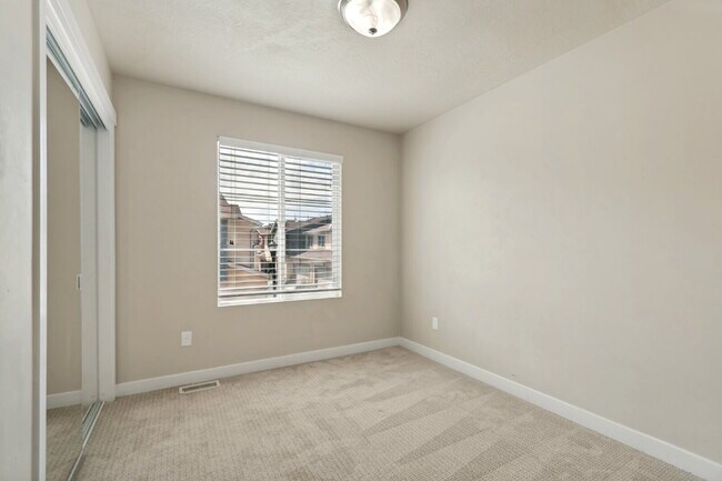 Building Photo - 3 Bed, 2.5 Bath Townhome in South Jordan – Solar-Powered, Low Utility Bills