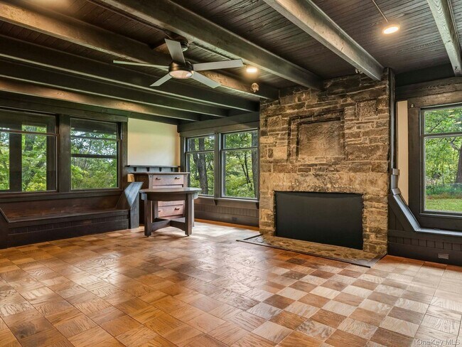 Building Photo - 5 Riverby Ln