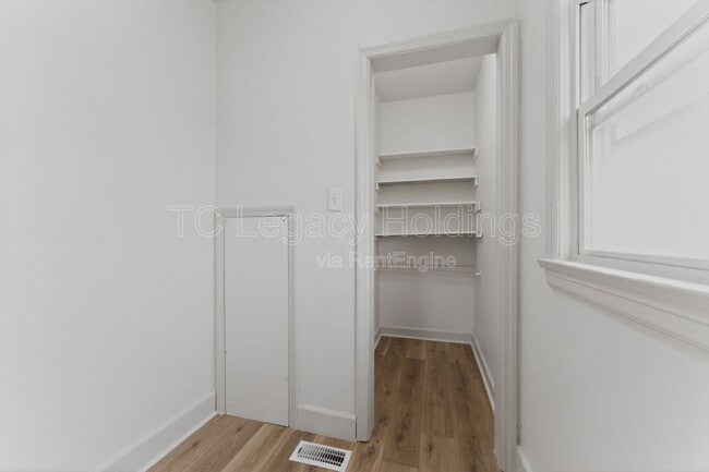 Building Photo - 604 1/2 Hart Street