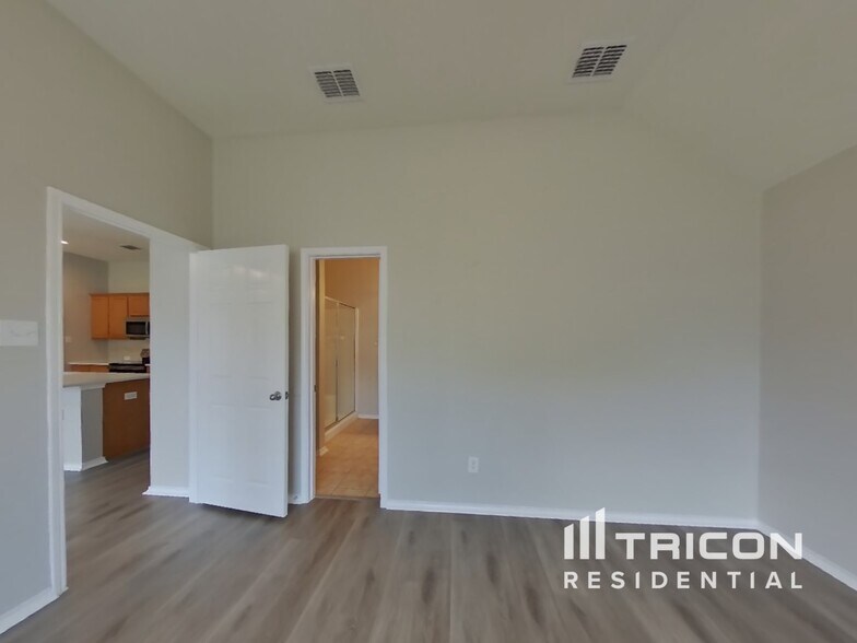 Building Photo - 2125 Bluebell Dr