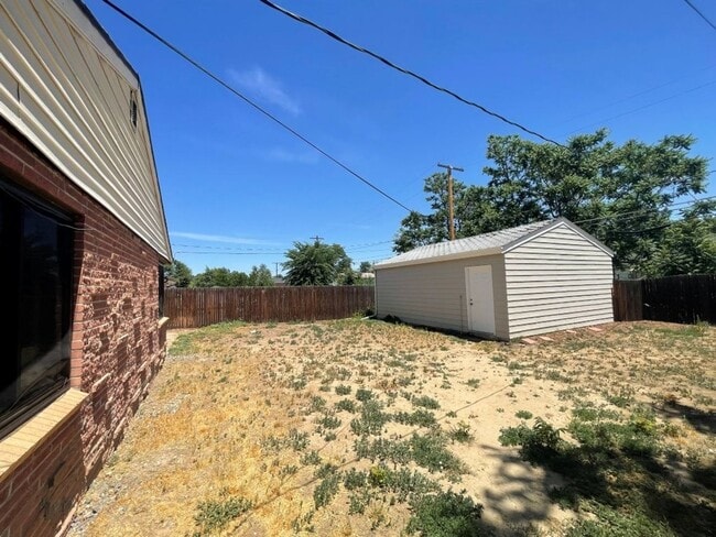 Building Photo - Spacious 3 bed/1 bath w/W/D and 2 car garage
