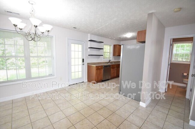 Building Photo - 165 Pender Rd