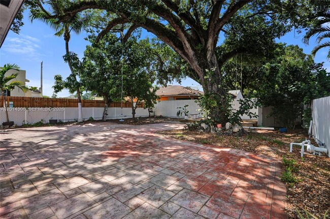 Building Photo - 2420 SW 16th St