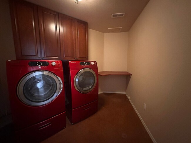 Building Photo - 2-Story in Pinecreek