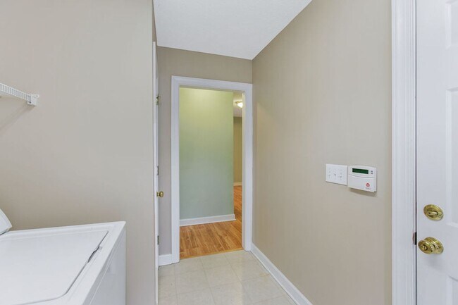 Building Photo - Adorable Ranch Home With Garage and Screen Porch!