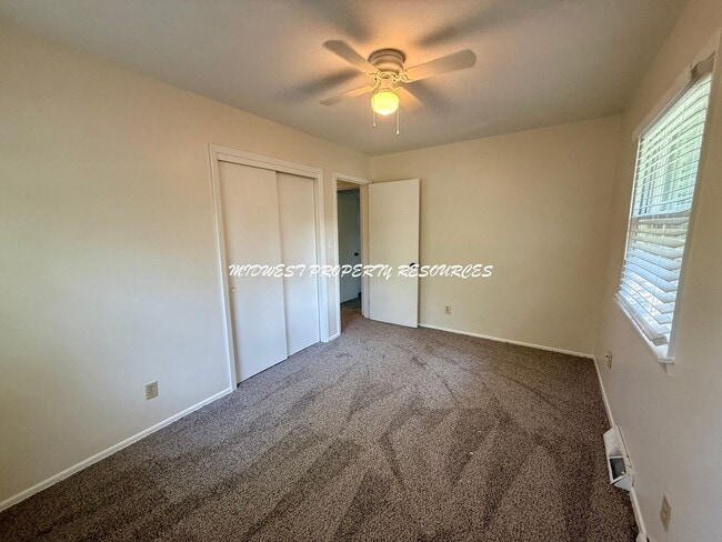 Building Photo - Adorable side by side split with brand new...