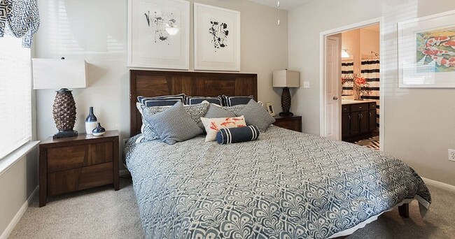 Building Photo - Convenient Location, Resort-Style Comfort!