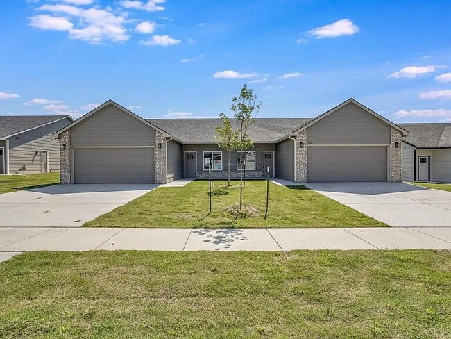 Primary Photo - 5242 N Cypress Cir