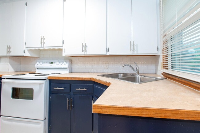 Building Photo - 6102 E Oakwood Dr