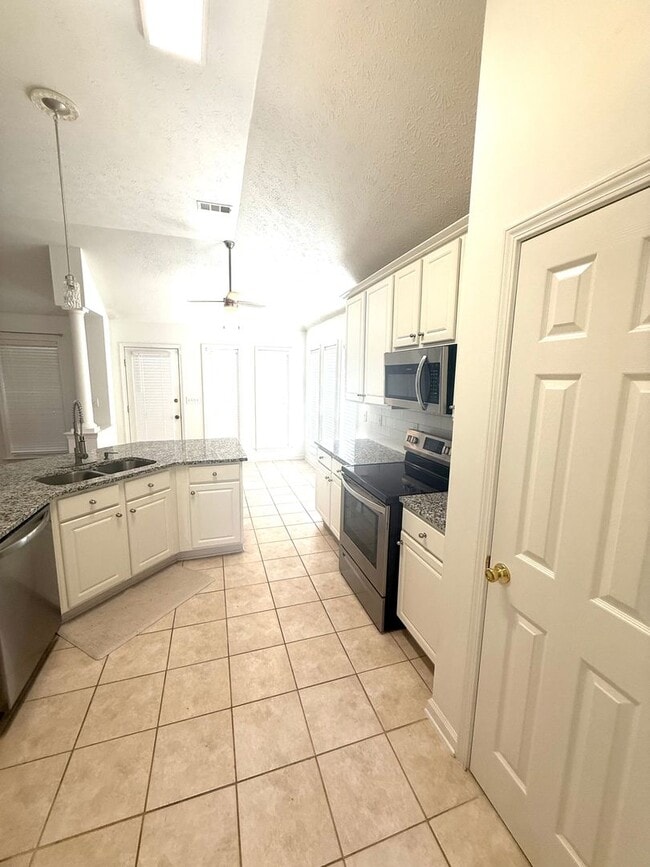 Building Photo - ** 3 Bed 2 Bath Located across from AUM **...
