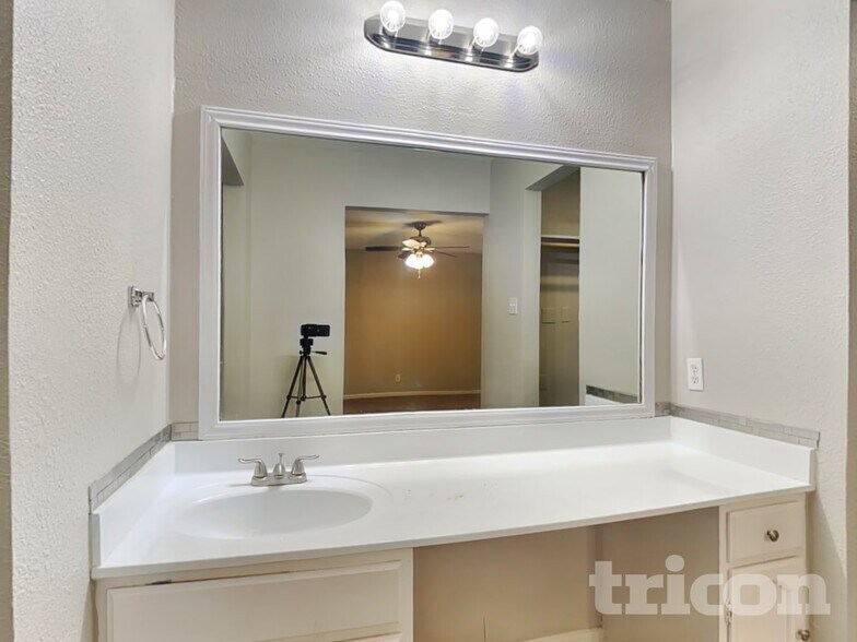 Building Photo - 5022 Crestwood Dr