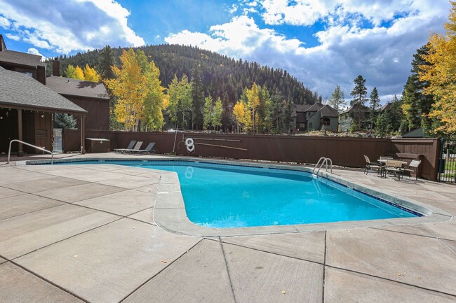 Building Photo - 2 bed/2bath!  Keystone!  Community Pool an...