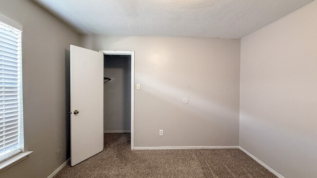Building Photo - 503 Willow W Dr