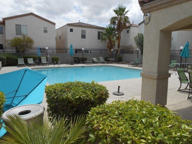 Building Photo - Spacious 2 Bedroom Home near Cactus and Ma...