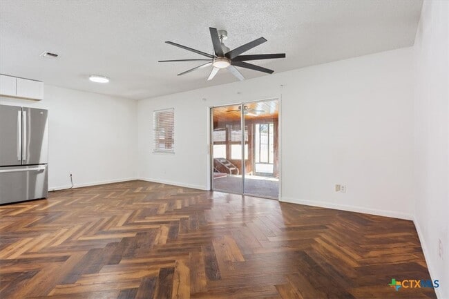 Building Photo - 907 Willow Brk St