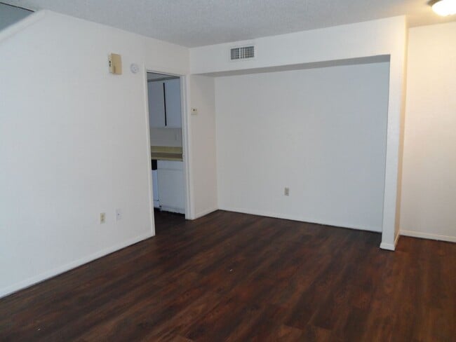 Building Photo - College Station -2 bedroom /1.5 bath Townhome-Style Fourplex on TAMU Shuttle Route!
